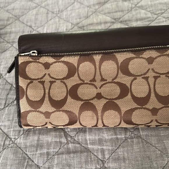 Coach  trifold wallet in GUC - Picture 8 of 9